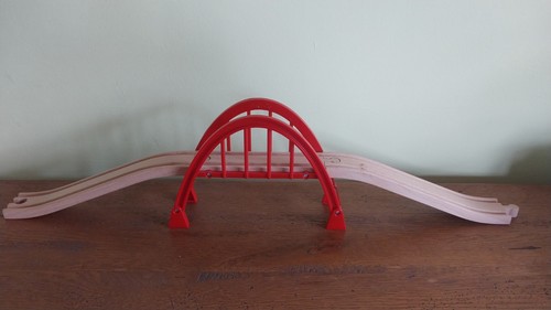 Brio raised red bridge - raised, 2